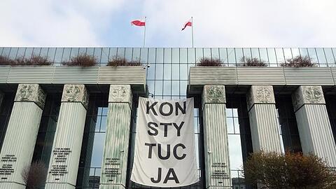 Über dem Haupteingang des Obersten Gerichts in Warschau hängt ein Banner mit der Aufschrift "Konsytucja" (Verfassung). Polens oberste Richter halten die Disziplinarkammer für rechtswidrig.