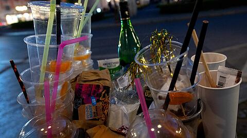 Leere Plastik- und Pappbecher sowie Glasflaschen: Das Ergebnis eines Party-Abends in München - hier am Gärtnerplatz. (Archivbild)