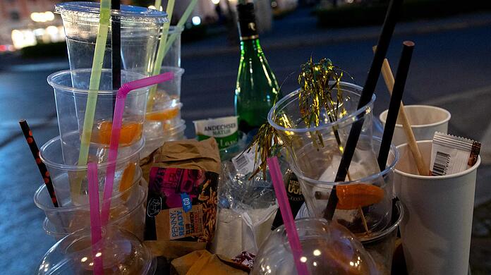 Leere Plastik- und Pappbecher sowie Glasflaschen: Das Ergebnis eines Party-Abends in München - hier am Gärtnerplatz. (Archivbild)