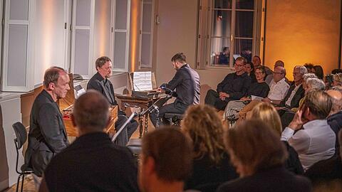 Ulrich Noethen (hinten) mit Georg Nigl (Bariton) und Alexander Gergelyfi (Clavichord) beim gemeinsamen Lieder- und Rezitationsabend in der Sigmundsburg.