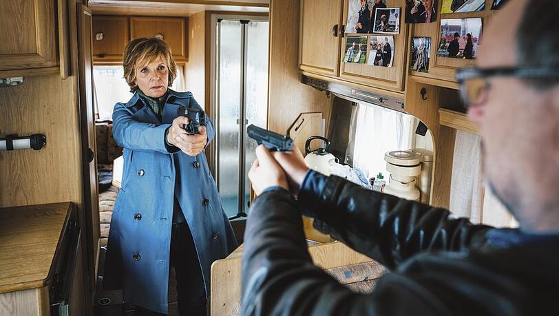 "Kommissarin Lucas - Finale Entscheidung": Kommissarin Lucas (Ulrike Kriener) und ihr alter Kollege Wolfram Truss (Rainer Bock) richten ihre Waffen aufeinander. "Kommissarin Lucas - Finale Entscheidung": Kommissarin Lucas (Ulrike Kriener) und ihr alter Kollege Wolfram Truss (Rainer Bock) richten ihre Waffen aufeinander.