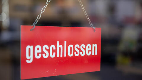 "Geschlossen" steht auf einem Schild an der Tür eines Restaurants (Symbolbild)