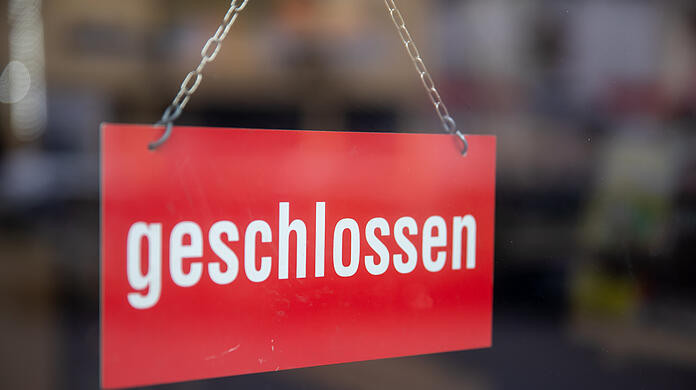 "Geschlossen" steht auf einem Schild an der Tür eines Restaurants (Symbolbild)