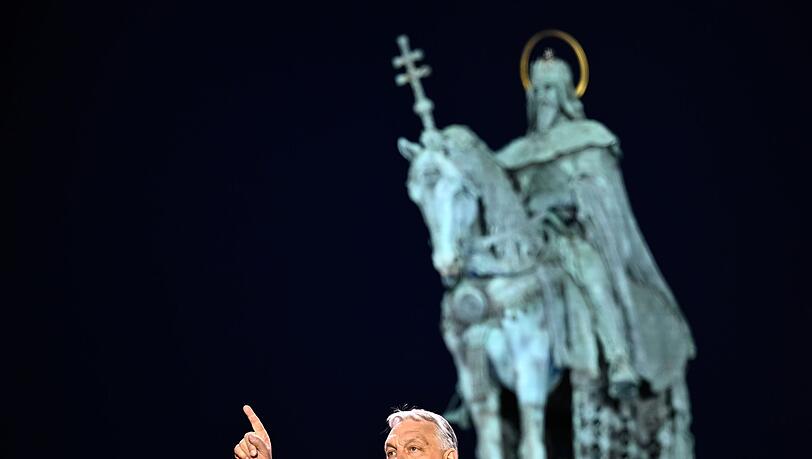 Ungarns Ministerpr&auml;sident Viktor Orban hofft, am Sonntag die Parlamentswahl gegen seinen chancenreichen Herausforderer Peter Magyar zu gewinnen.