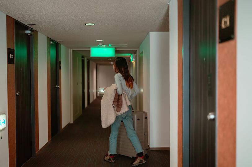 Womit kommt man durch? Anscheinend stellen sich nicht alle Diebe diese Frage, was die Art mancher Diebstähle deutlich zeigt. Sicher kann man sich seiner Beute etwa bei Toilettenartikeln oder Stiften sein - hier planen Hotels sogar den Schwund mit ein. Bei anderen Dingen kommt es darauf an, ob und wann das Fehlen bemerkt wird. Der Diebstahl von Handtüchern bleibt oft folgenlos. Als Einladung sollten Sie das aber nicht Verstehen. Womit kommt man durch? Anscheinend stellen sich nicht alle Diebe diese Frage, was die Art mancher Diebstähle deutlich zeigt. Sicher kann man sich seiner Beute etwa bei Toilettenartikeln oder Stiften sein - hier planen Hotels sogar den Schwund mit ein. Bei anderen Dingen kommt es darauf an, ob und wann das Fehlen bemerkt wird. Der Diebstahl von Handtüchern bleibt oft folgenlos. Als Einladung sollten Sie das aber nicht Verstehen.