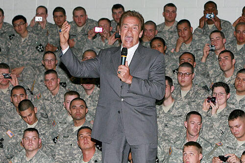 Arnold Schwarzenegger bei amerikanischen Truppen.