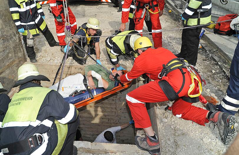 Lieberweg: 
Ein Baggerfahrer rutscht beim Verlassen einer Ausschachtung von der Leiter aus und stürzt ca. 2 Meter in die Tiefe. Dabei rammt er sich einen Schaufelstiel in das Gesäß. Der Holzstiel steckt ca. 50 cm im Unterleib. Noch in der Baugrube kürzt die Feuerwehr mit einer Säge den aus dem Körper ragenden Schaufelstiel. Nach der Rettung aus der Grube wird der 31-jährige Mann in ein Krankenhaus gebracht. Dort warten bereits weitere Kräfte der Berufsfeuerwehr, um mit Spezialwerkzeug bei der Entfernung des Fremdkörpers zu assistieren.