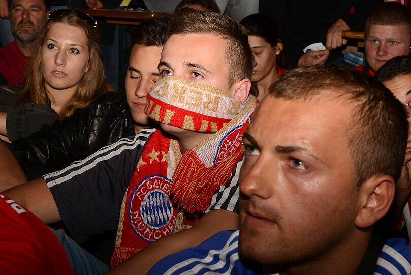 Ein Abend der emotionalen Achterbahnfahrt - mit dem brutalen Absturz aus einem ach so schönen Traum. So hofften, bangten, jubelten - und weinten die Fans des FC Bayern.