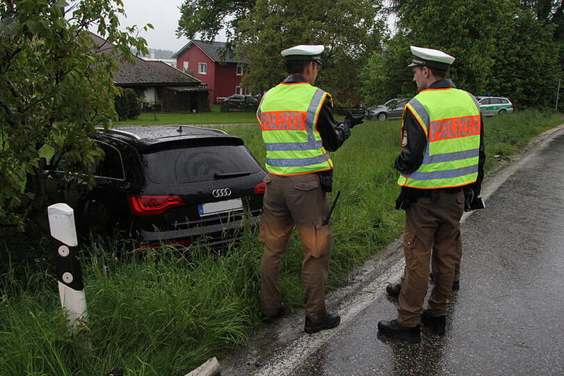 Einsatzkräfte an der Unfallstelle. An dem Audi ist ein Sachschaden von 35.000 Euro entstanden und der Fahrer ist seinen Führerschein erstmal los.
