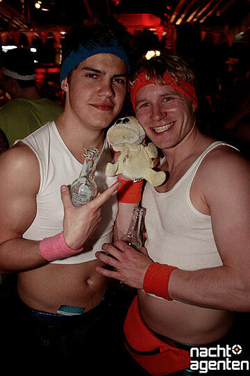 Hier feiern Menschen und Tiere, Alt und Jung und Dick und Dünn zusammen auf dem Rosenmontags-Sportlerfasching beim Olylüstchen. Mehr Bilder unter: www.nachtagenten.de