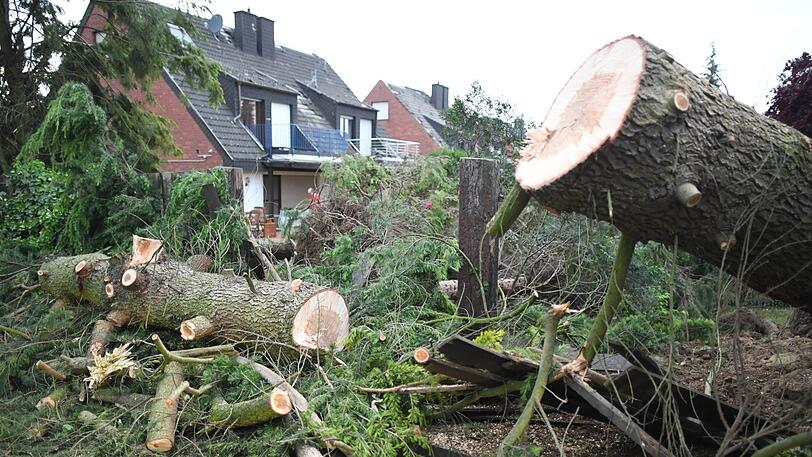 Ein Tornado hat im Raum Viersen am Niederrhein am Mittwochabend nach Behördenangaben eine "Schneise der Verwüstung" angerichtet. Mindestens ein Mensch wurde bei dem Unwetter schwer verletzt.
