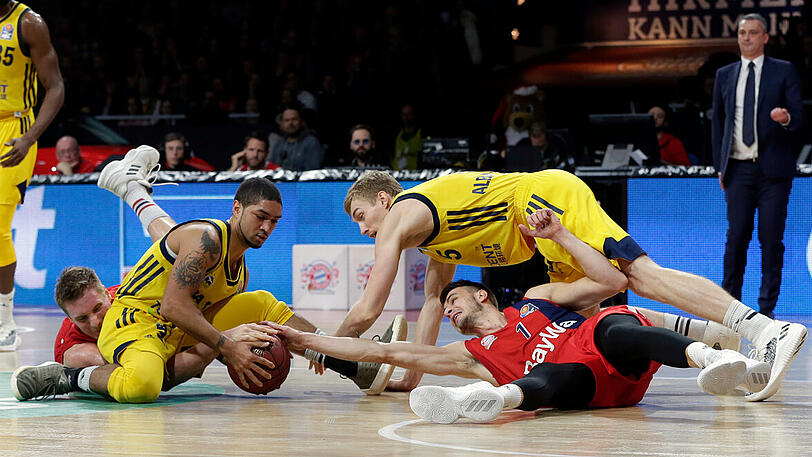 Müssen sich durch ein hartes Programm kämpfen: Bayerns Basketballer (rote Trikots) um Nemanja Dangubic und Leon Radosevic.