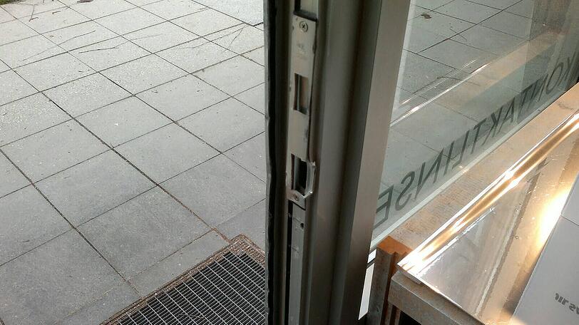 Sie haben die Ladentür aufgehebelt - niemand hat etwas bemerkt.
