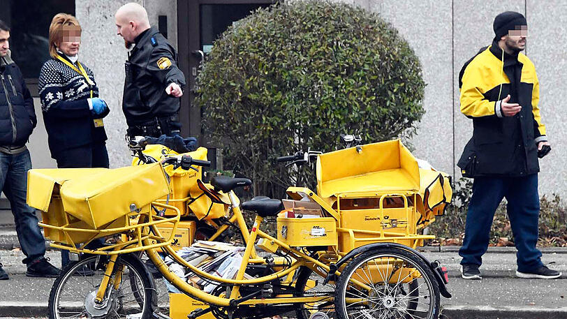 Bei einer Kollision mit einem BMW wurde eine Postlerin verletzt. Die Bilder von der Unfallstelle.