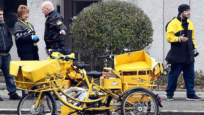 Bei einer Kollision mit einem BMW wurde eine Postlerin verletzt. Die Bilder von der Unfallstelle. Bei einer Kollision mit einem BMW wurde eine Postlerin verletzt. Die Bilder von der Unfallstelle.