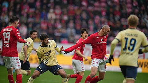 Der Mainzer Ludovic Ajorque (r) behauptet den Ball vor Hoffenheims Ozan Kabak.