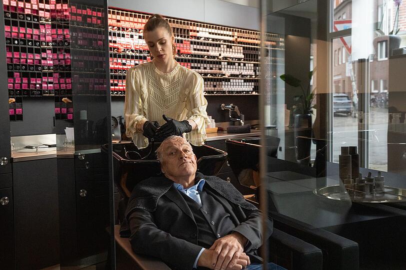 Wilsberg (Leonard Lansink) sucht bei Friseurin Yasmin Schumann (Franziska Ferrari) nach Antworten. Hatte sie eine Affäre mit dem verschwundenen Bräutigam? Wilsberg (Leonard Lansink) sucht bei Friseurin Yasmin Schumann (Franziska Ferrari) nach Antworten. Hatte sie eine Affäre mit dem verschwundenen Bräutigam?