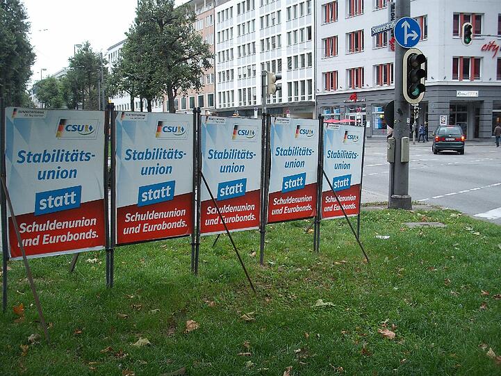 Teils beschädigt, teils überklebt, in jedem Fall unschön fürs Stadtbild: Die Plakate von Landtags- und Bundestagswahlkampf stehen und hängen noch überall herum.