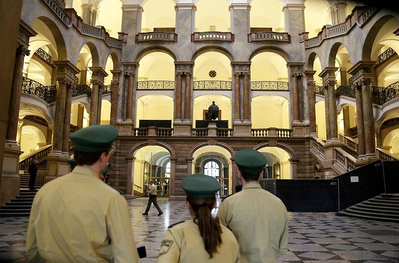 Großes Sicherheitsaufgebot: Polizisten stehen im Landgericht München II.