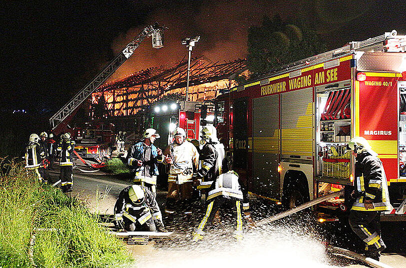 In Taching am See kam es in der Nacht auf Samstag zu einem Großbrand. Die Bilder.