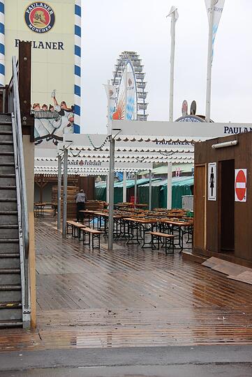 Regen und Tristesse am Tag danach: Die Bilder vom Wiesn-Abbau am Dienstagvormittag.