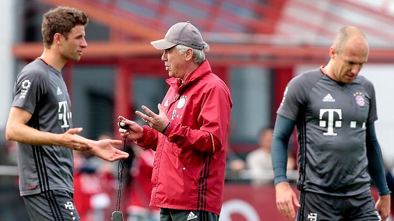 Wiedersehen macht Freude: Bayern-Trainer Carlo Ancelotti (Mitte) mit seinen Schützlingen Thomas Müller (links) und Arjen Robben.