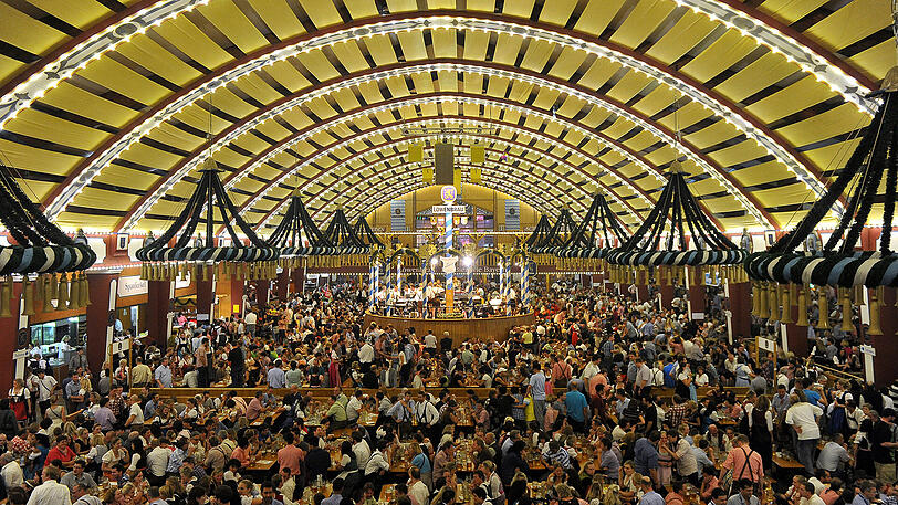 Im Löwenbräu Festzelt sind es zwei Mal ein Tisch.