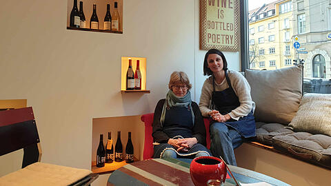 Claudia Sontheim (l.) und Manina Leipert in ihrem Origine Kiosque, wo sie Naturwein verkosten und verkaufen.