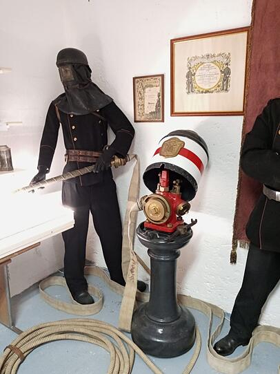 Feuerwehrmann und Hydrant Anfang des 20. Jahrhunderts.