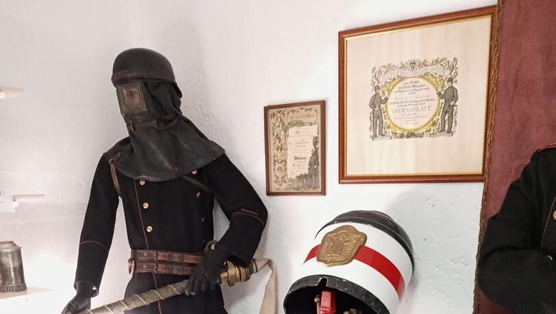 Feuerwehrmann und Hydrant Anfang des 20. Jahrhunderts. Feuerwehrmann und Hydrant Anfang des 20. Jahrhunderts.