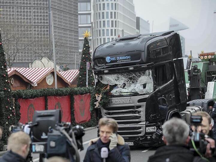 Am Tag danach: Der Lkw, den Amri für seinen Terror benutzte, steht noch auf dem Berliner Breitscheidplatz.