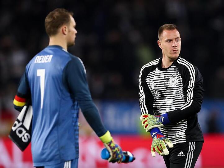 Die beiden Nationaltorhüter Marc-Andre ter Stegen (r) und Manuel Neuer sind derzeit angeschlagen.