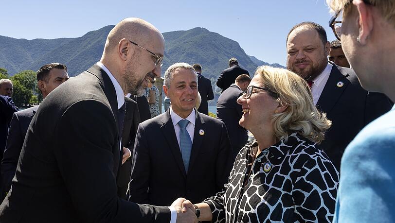Der Schweizer Bundespräsident Ignazio Cassis (l) begrüßt Bundesentwicklungsministerin Svenja Schulze. Im Hintergrund der ukrainische Ministerpräsident Denys Schmyhal (l) und Parlamentspräsident Ruslan Stefantschuk.