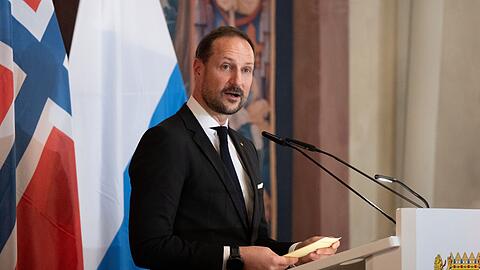 Kronprinz Haakon spricht in der Münchner Residenz beim Empfang der bayerischen Staatsregierung.
