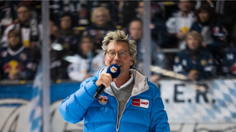 Seit Jahrzehnten eines der Gesichter des Münchner Eishockey: Stadionsprecher Stefan Schneider