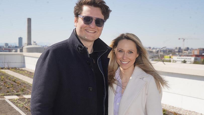 Zwei Pioniere: Louis Strohkendl und Vanessa Graff gehören zu den ersten Bewohnern. Das feiern sie auf der Dachterrasse ihres Hauses.