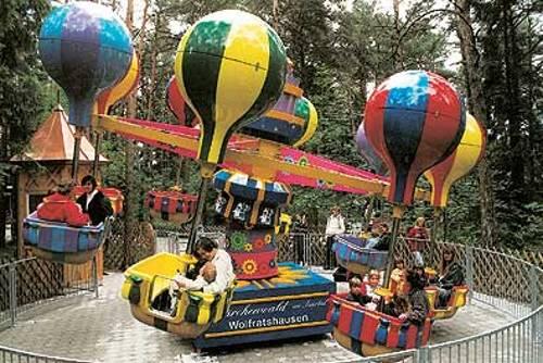 Als das Karussell &bdquo;Ballonflug&ldquo; den höchsten Punkt erreicht, will der Vierjährige runterschauen und stürzt auf den Betonboden.