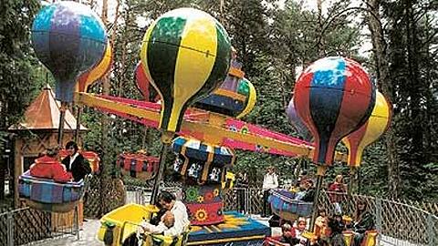 Als das Karussell &bdquo;Ballonflug&ldquo; den höchsten Punkt erreicht, will der Vierjährige runterschauen und stürzt auf den Betonboden.