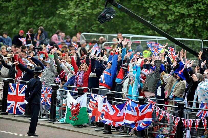 Ein Fahnenmeer, jubelnde Menschen, verkleidete Spaßvögel: So haben die Menschen in London und aller Welt die königliche Hochzeit gefeiert. Die Bilder!