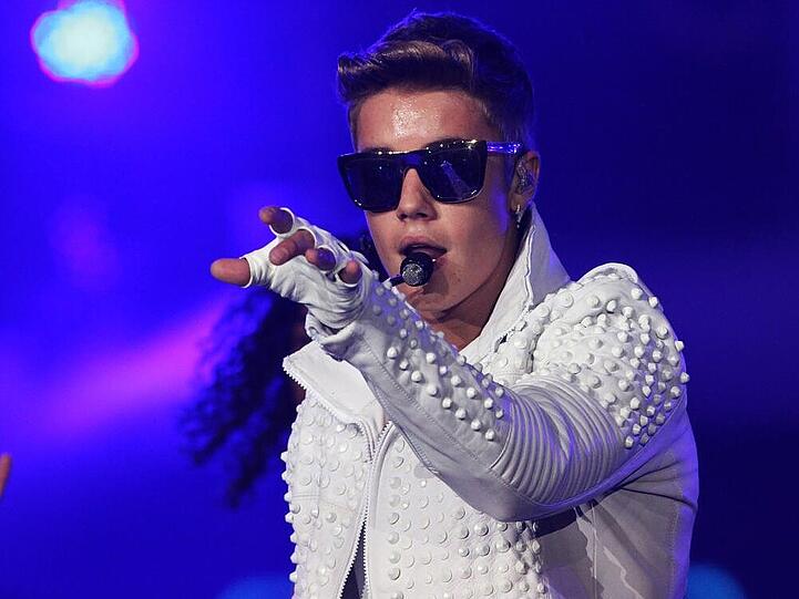 Er nutzt nicht nur die Bühne, sondern auch die Schlagzeilen: Justin Bieber