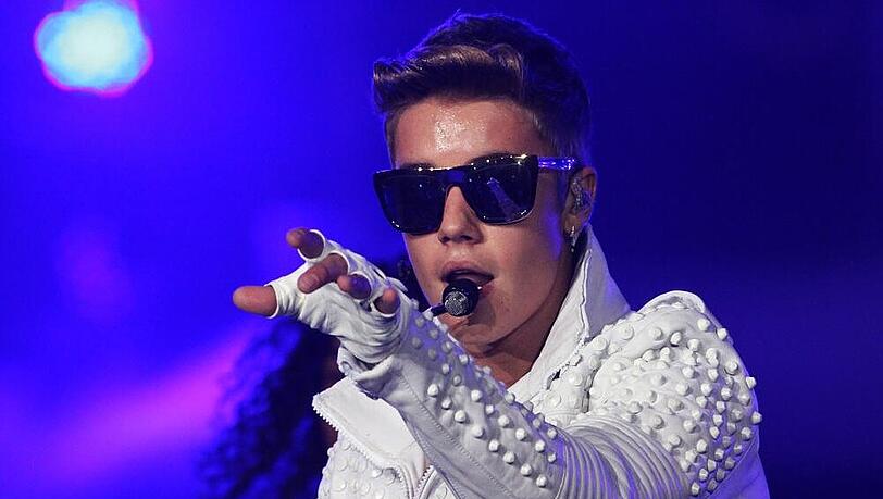 Er nutzt nicht nur die Bühne, sondern auch die Schlagzeilen: Justin Bieber Er nutzt nicht nur die Bühne, sondern auch die Schlagzeilen: Justin Bieber