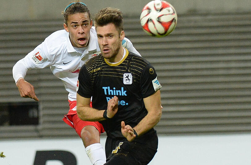 Leipzigs Yussuf Poulsen (l) beim Schuss zum 1:0.