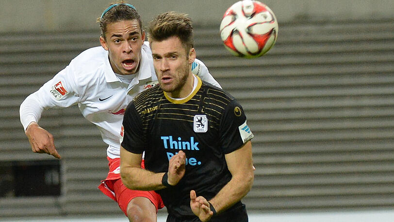Leipzigs Yussuf Poulsen (l) beim Schuss zum 1:0. Leipzigs Yussuf Poulsen (l) beim Schuss zum 1:0.