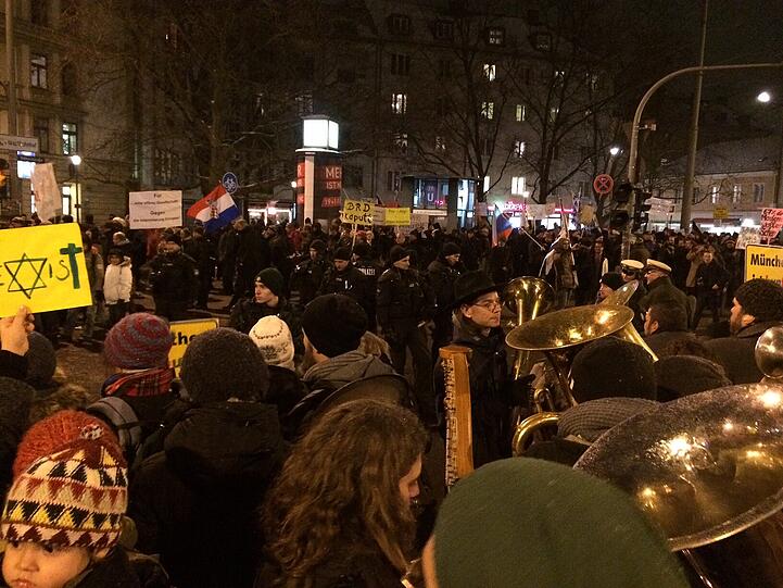 "Wir blasen Bagida den Marsch!" Unter diesem Motto wird am Goetheplatz für ein buntes, tolerantes München demonstriert - mit Musik.