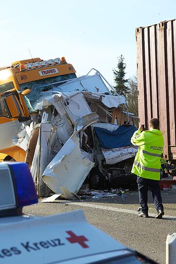 Schlimmer Unfall bie Boppard: Ein Wohnmobil wird zwischen Lastwagen eingeklemmt und komplett zerdrückt. Eine Frau stirbt bei dem Crash auf der A61.