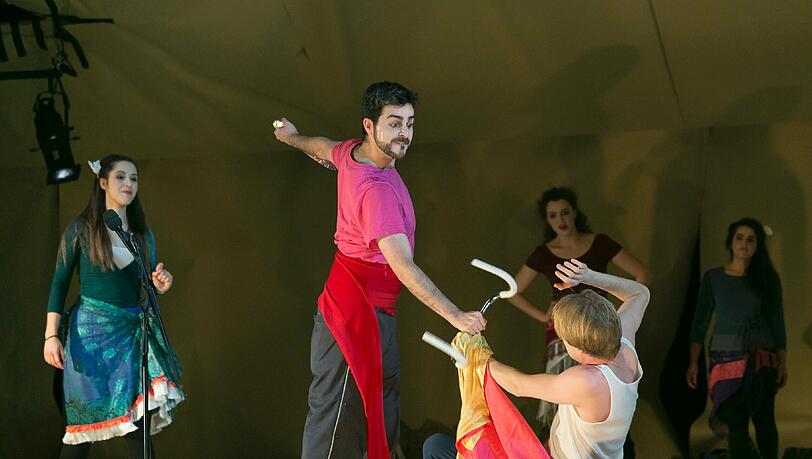 Keine „Carmen“ ohne Stierkampf: Elías Benito Arranz als Escamillo in der Version der Theaterakademie von Bizets Oper. Keine „Carmen“ ohne Stierkampf: Elías Benito Arranz als Escamillo in der Version der Theaterakademie von Bizets Oper.