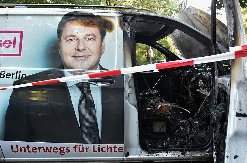 Ausgebrannter SPD-Wahlkampfbus. Foto: Klaus-Dietmar Gabbert/Archiv
