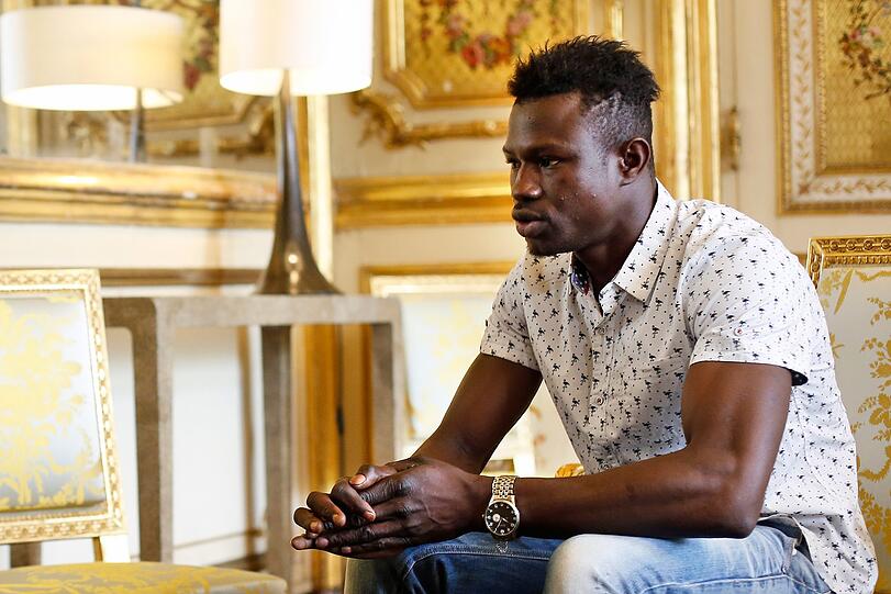 Mamoudou Gassama, der ein Kleinkind an einem Balkon im vierten Stock eines Wohnhauses gerettet hat, trifft den französischen Präsidenten Macron (nicht im Bild) zu einem Gespräch im Elysee-Palast.