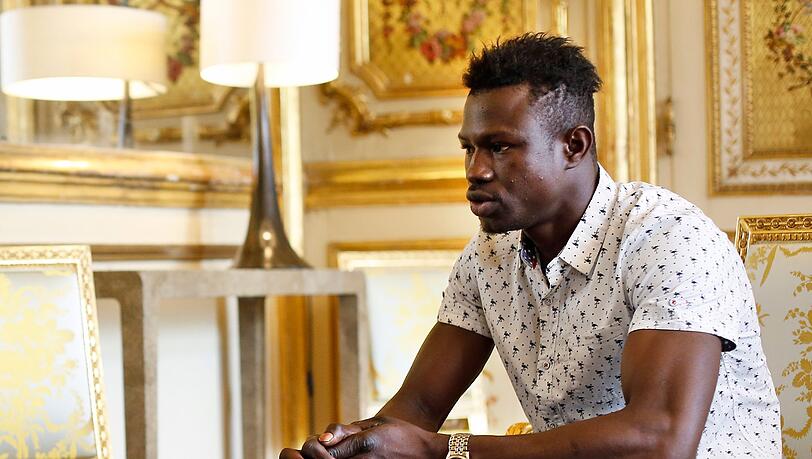 Mamoudou Gassama, der ein Kleinkind an einem Balkon im vierten Stock eines Wohnhauses gerettet hat, trifft den französischen Präsidenten Macron (nicht im Bild) zu einem Gespräch im Elysee-Palast. Mamoudou Gassama, der ein Kleinkind an einem Balkon im vierten Stock eines Wohnhauses gerettet hat, trifft den französischen Präsidenten Macron (nicht im Bild) zu einem Gespräch im Elysee-Palast.