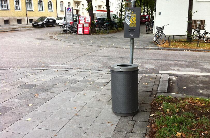 Der neue Müllbehälter steht auf dem Boden und fasst deutlich mehr als der alte. Die Stadt will so das Schmutz-Problem in Schwabing lösen.
